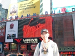 034 - con la medaglia a Times Square.JPG